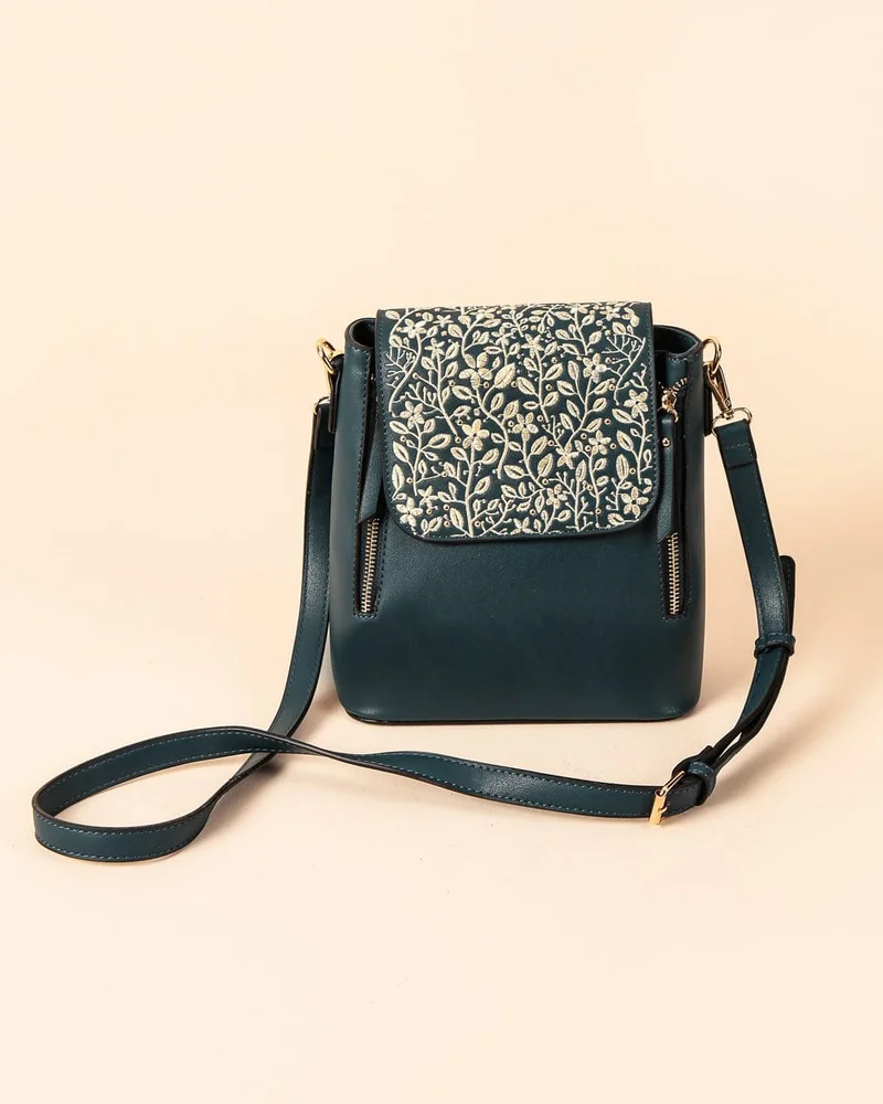 تشومباك حقيبة كتف مطرزة بالزهور البرية